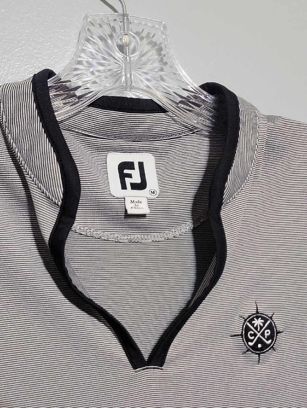 FootJoy Womens Compass Pointe Logo Black White Sleeveless V-neck Golf Shirt Sz M - Picture 2 of 10